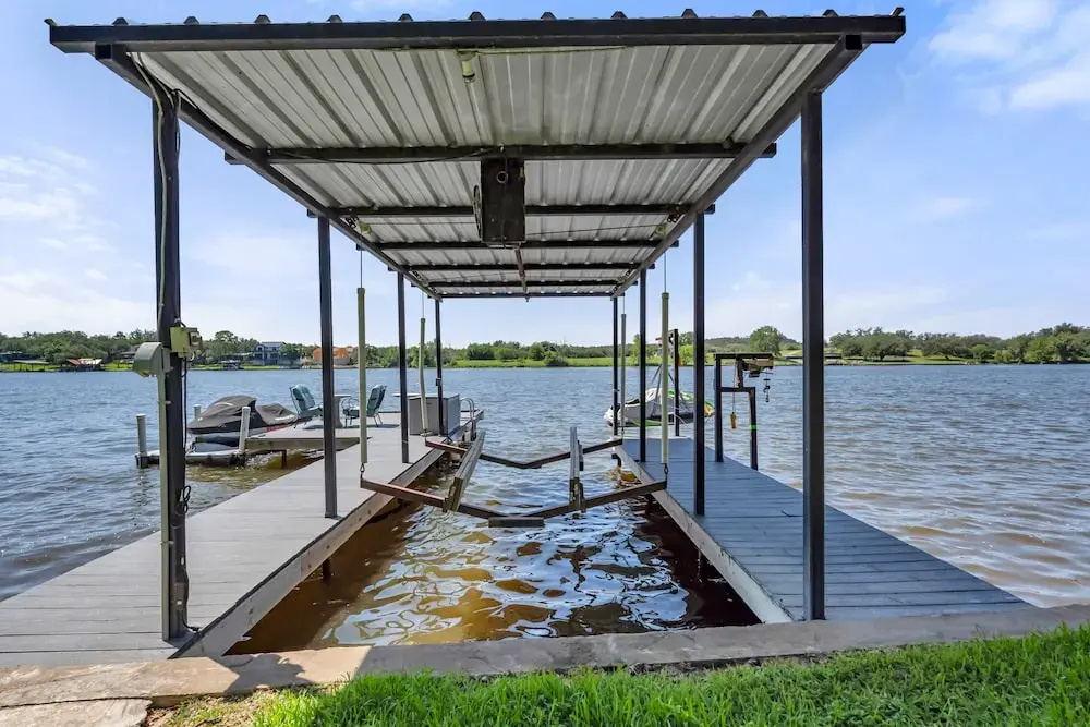 Serene Riverfront Sanctuary: Private Boat Dock and Hill Country Views