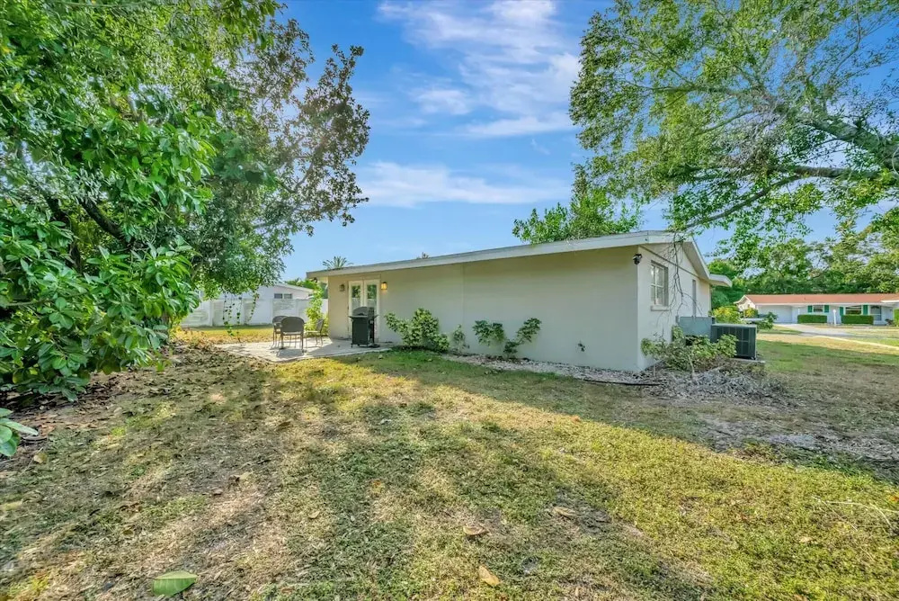 Sleeps 8 Pets Welcome Fenced In Backyard