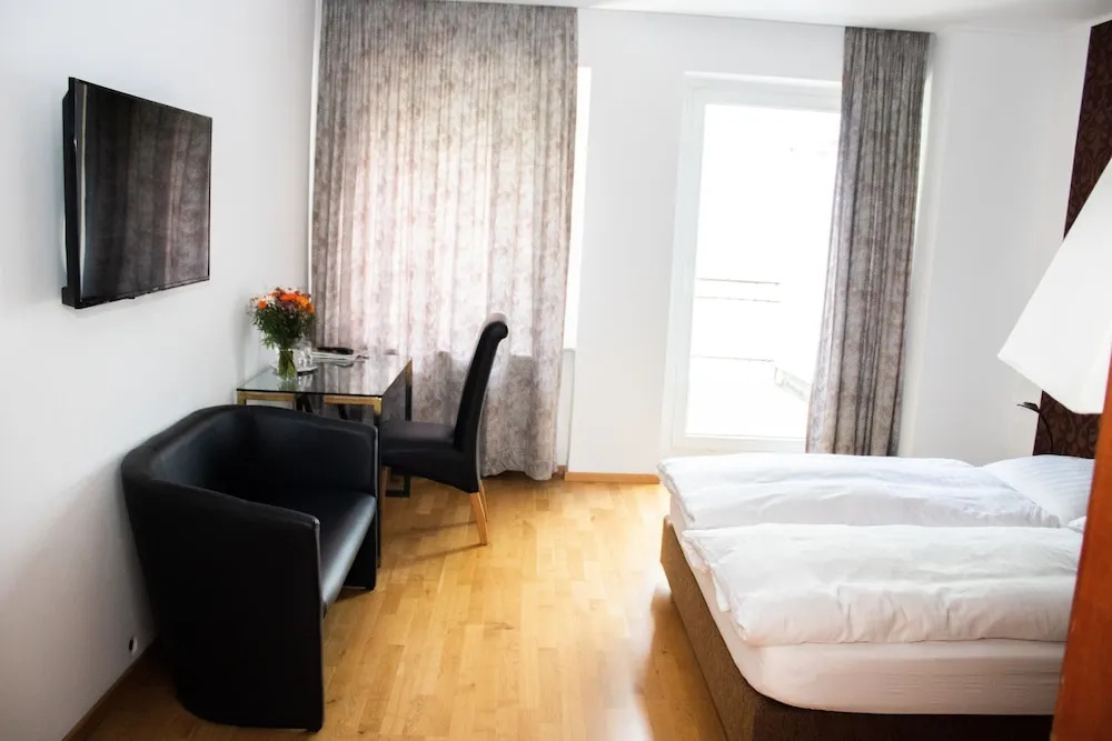 Classic Double room with balcony (full double bed)