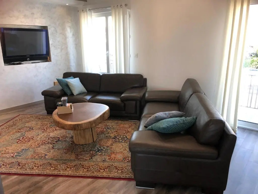 3 Bedrooms Apartment