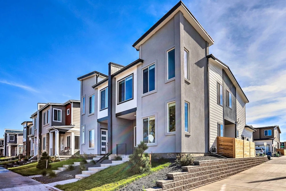 6 Mi to Dtwn Denver: Townhome w/ Patio!