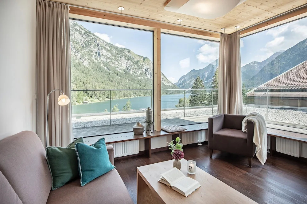 豪華雙人房，設有陽台及大床。