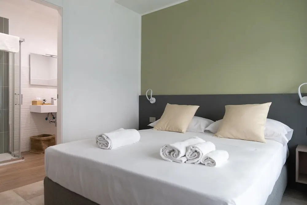 Deluxe Double room with city view (full double bed)