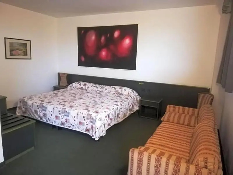 Green Hotel — 3