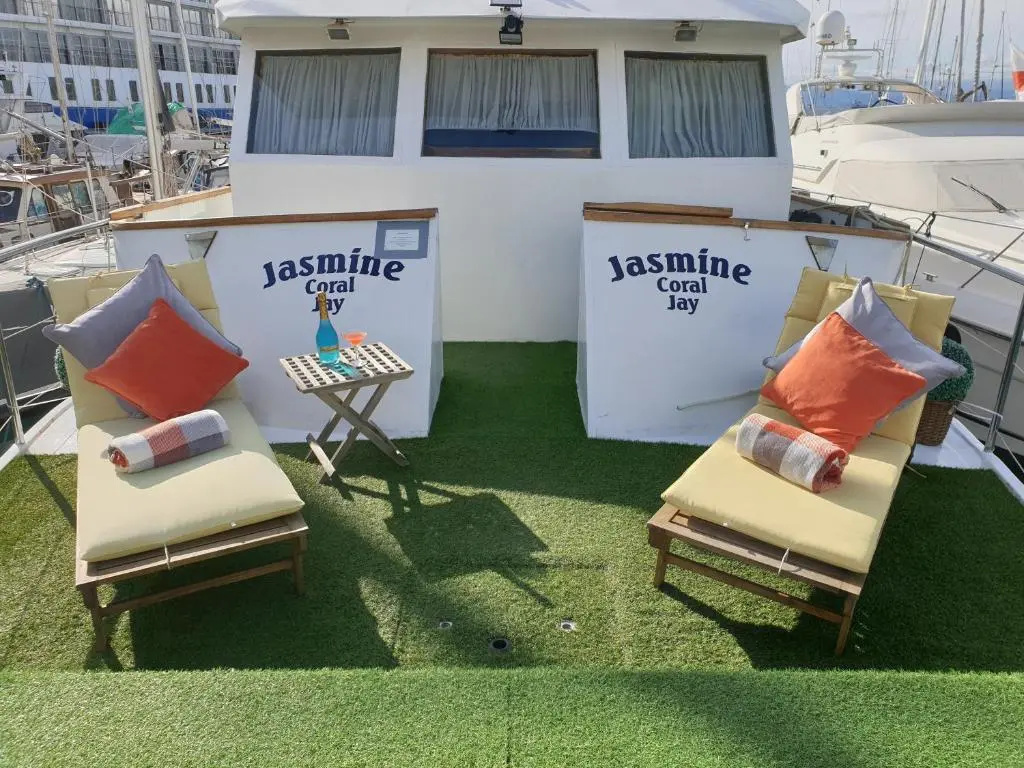 Jasmine Coral Jay Boutique Botel