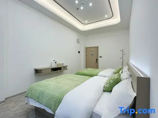 Deluxe Double room (full double bed)