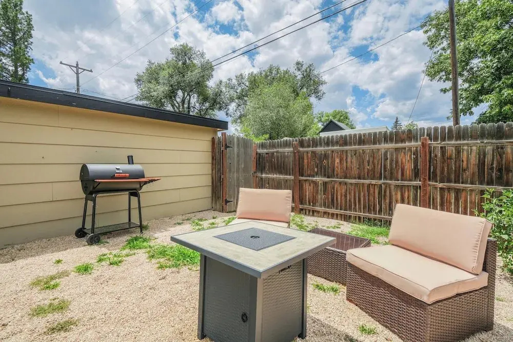 Steps to Downtown Eateries and Bars with Fire Pit