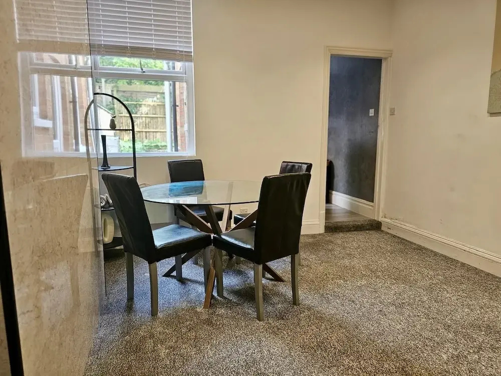 2 Bed House - Sleeps 5 - Garden - Parking - Wifi