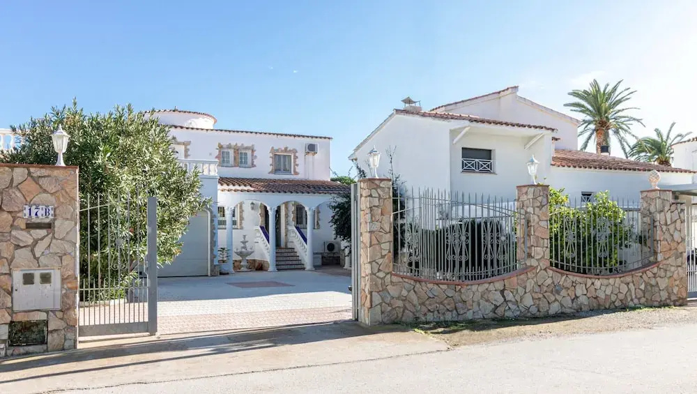 Villa in Empuriabrava With Private Pool & Mooring