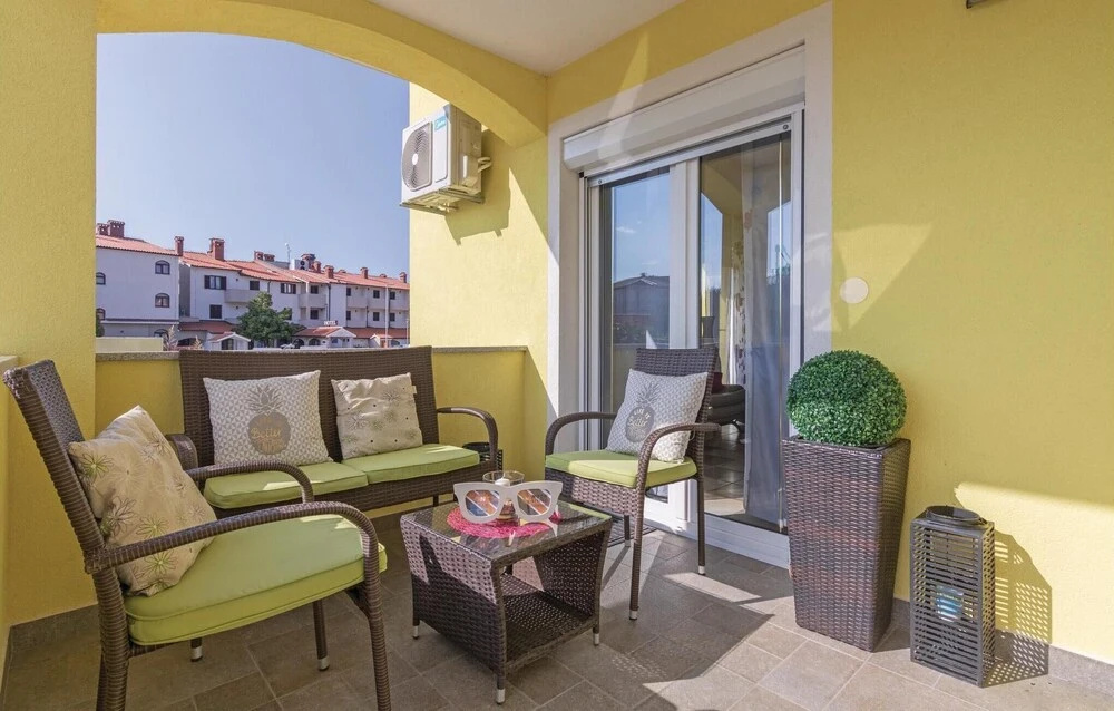 Beautiful Home in Peroj With 6 Bedrooms, Outdoor Swimming Pool and Wifi - фото 17