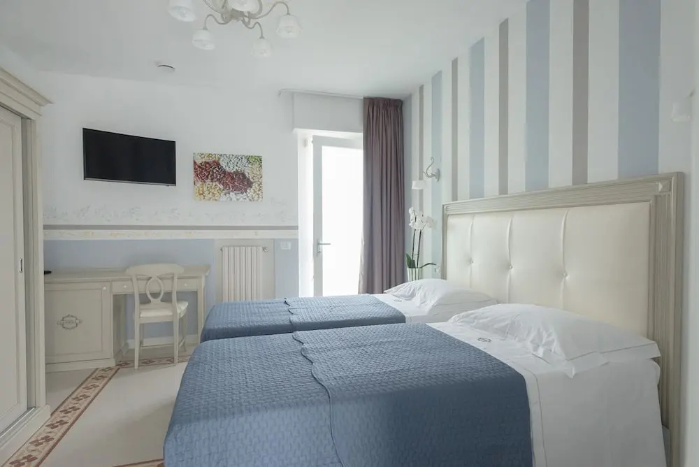 Business Double room with balcony (full double bed)