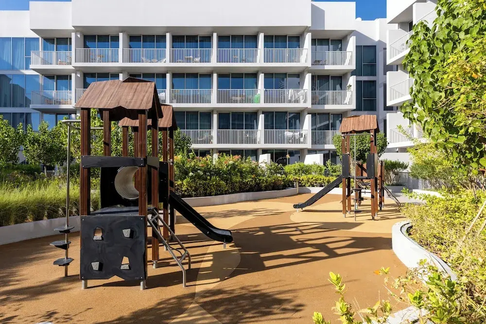 Waves - Urban Chic 1BR Apt With Maid