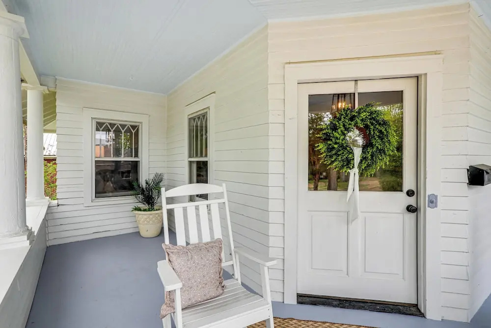 Steps to Oxford Square! Charming Family Escape
