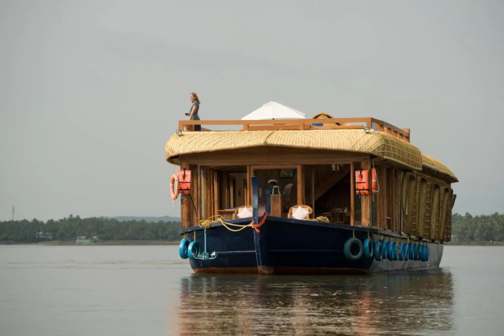 The Lotus - Houseboat