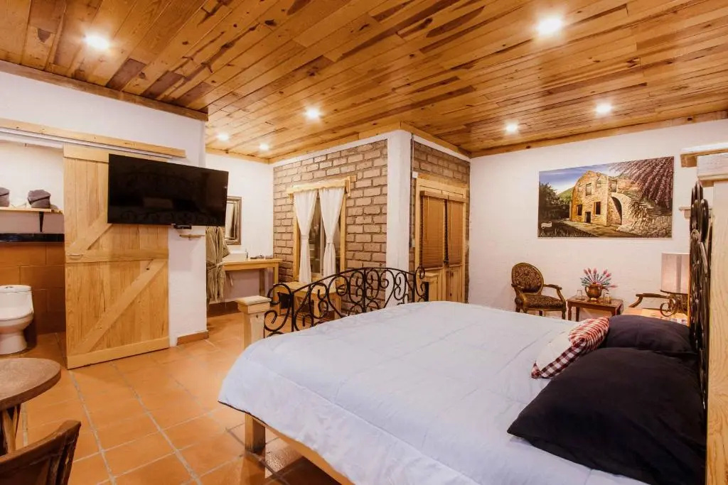 Deluxe Double Suite (full double bed)