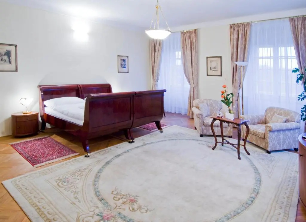 Deluxe Double room (full double bed)