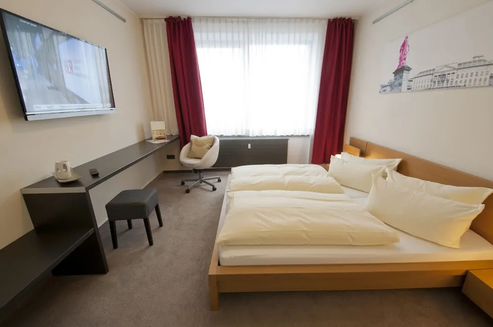 Standard Double room with city view (full double bed)