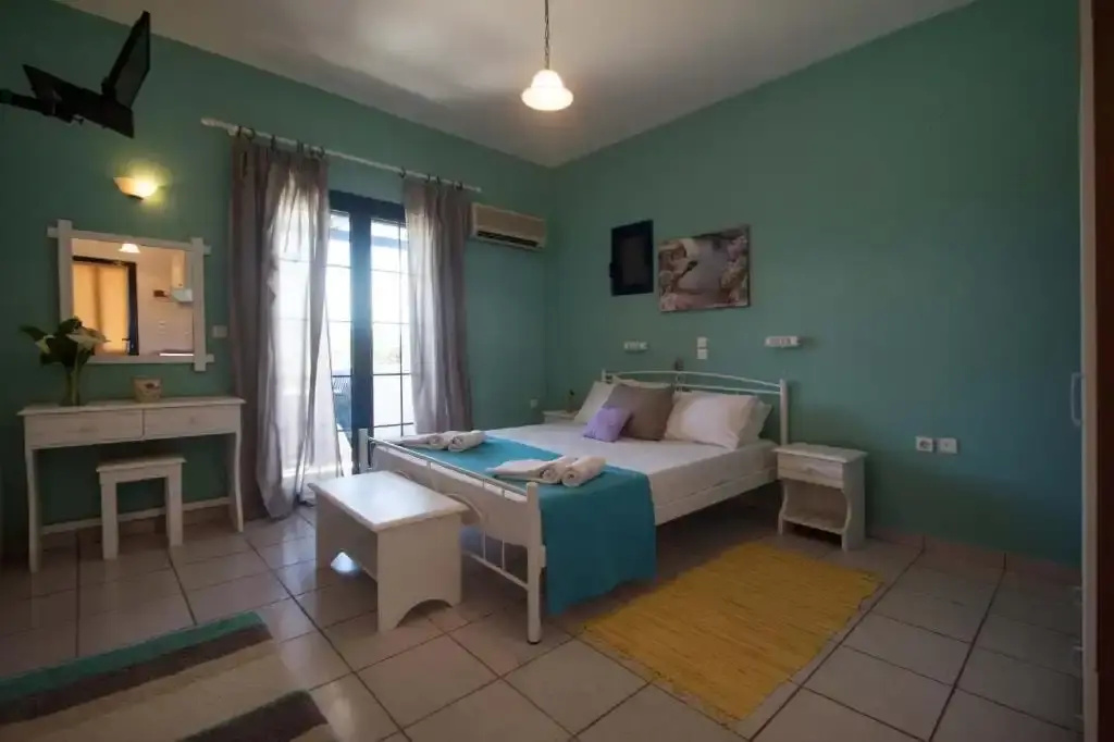 Double Basement Studio (full double bed)