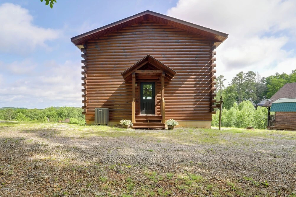 Peaceful 2-cabin Property: 1 Mi to Current River!