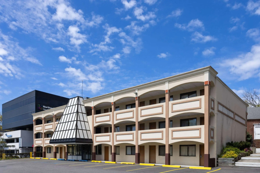 Travelodge by Wyndham Manhasset — фото