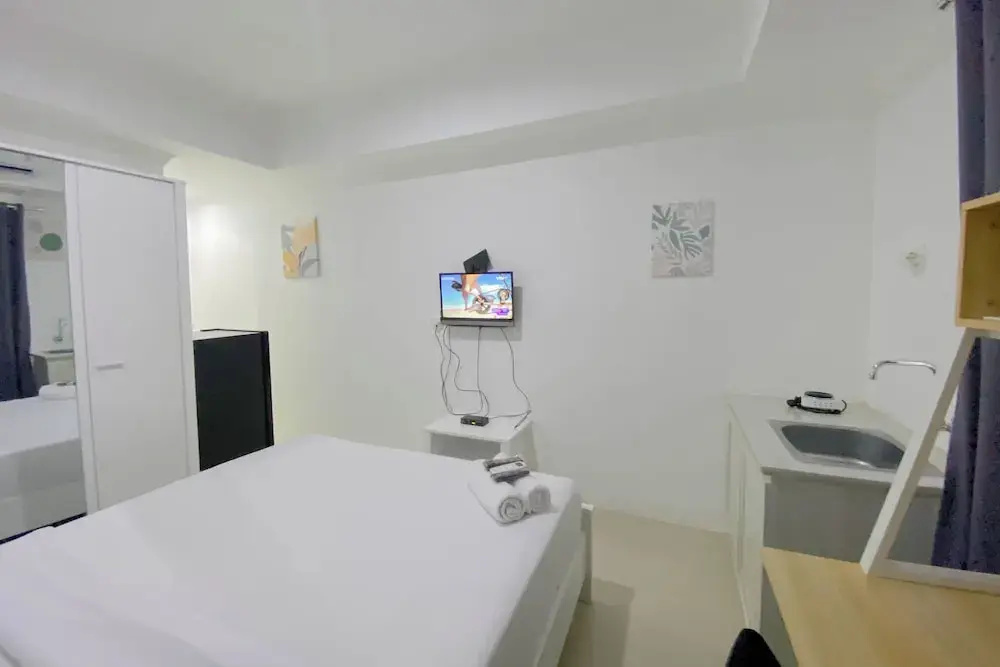 Modern Look And Homey Studio At 10Th Floor Paltrow City Apartment