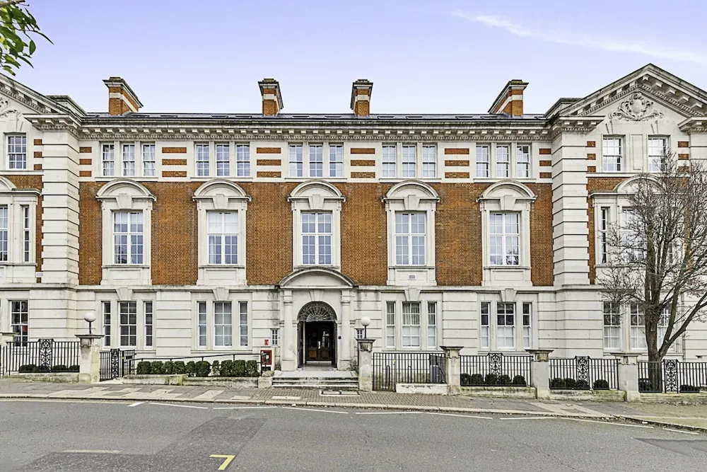 Vibrant 2-bed Flat: Acton's Best Stay!