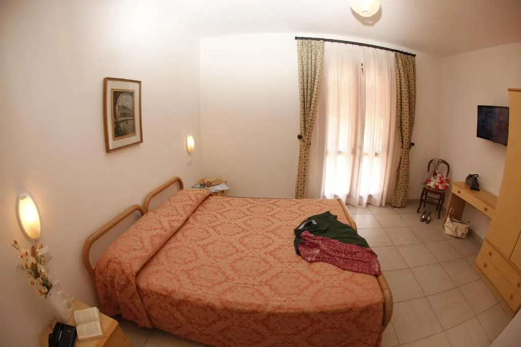 Standard Double room with sea view (full double bed)