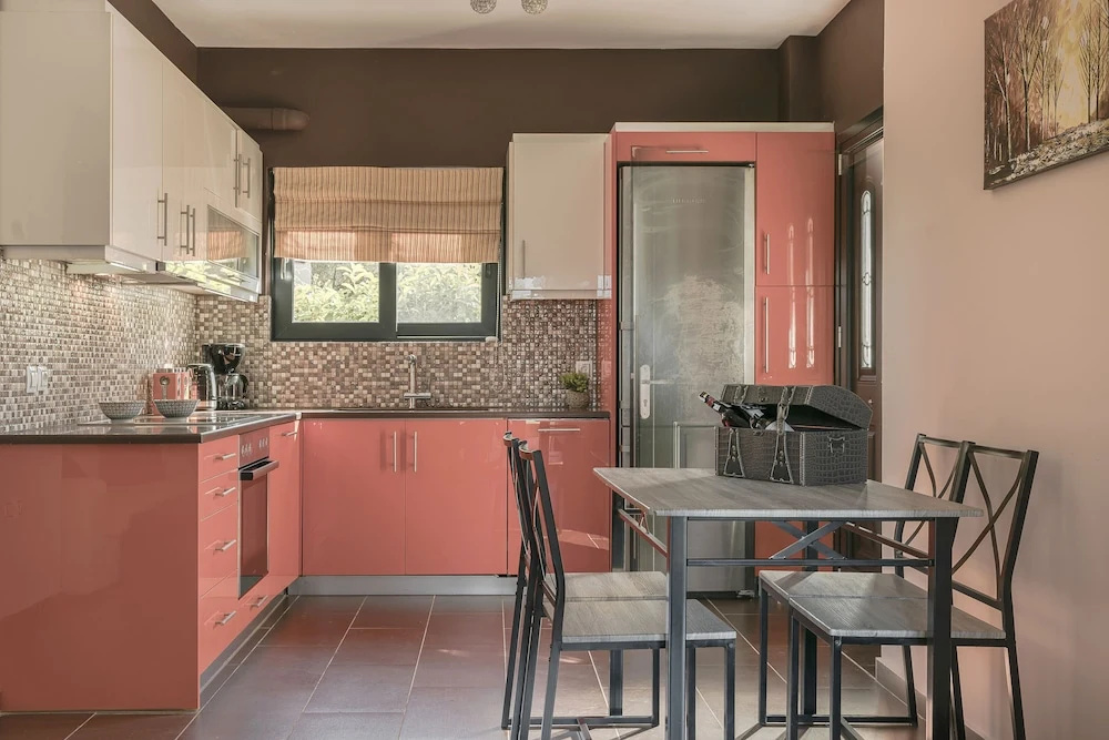 2 Bedrooms Family Basement Apartment with pool view