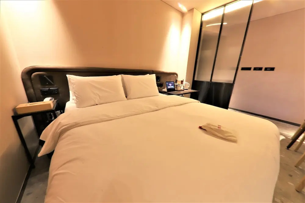 Deluxe Double room (full double bed)