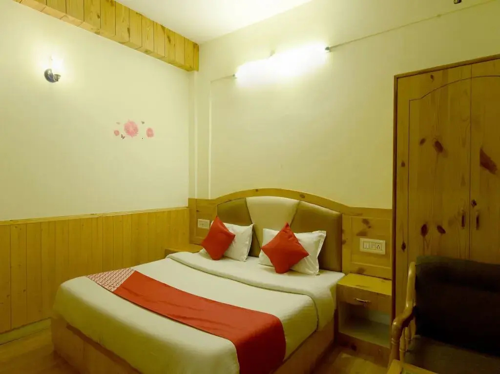 Maa Charan Residency by OYO Rooms
