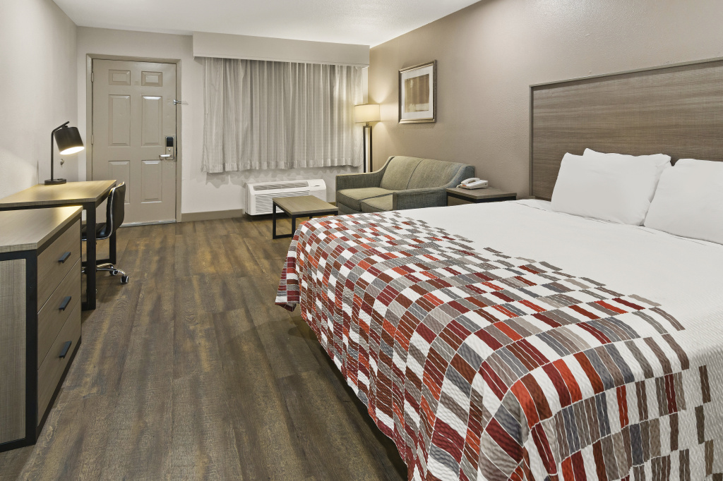 Отель Red Roof Inn & Suites Irving – DFW Airport South в Ирвинге