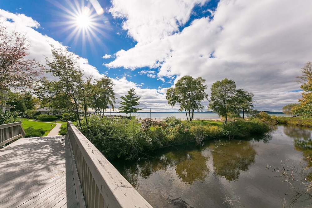 Beautiful 2 Bedroom Lakeside Condo at The Shores 5677