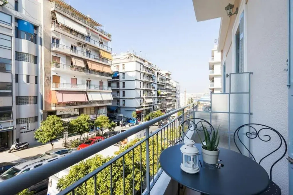 Neoclassical apartment with 3 bedrooms in Piraeus - фото 7