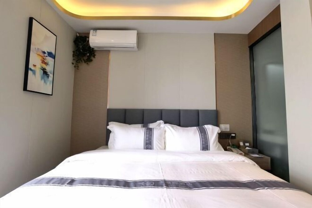 St. Lena Hotel (Shenzhen Qinghu Metro Station) in Shenzhen