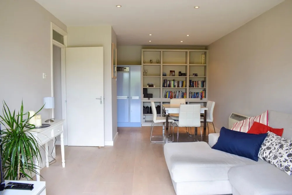 2 Bedroom Flat Beside Phoenix Park
