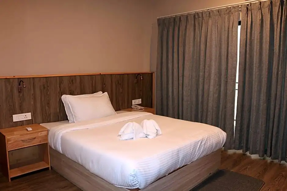 Deluxe Double room (full double bed)