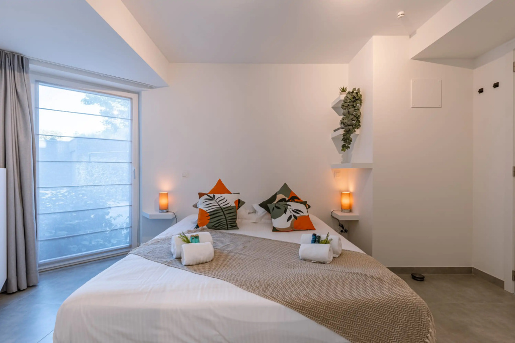 Deluxe apartment with lovely terrace and parking