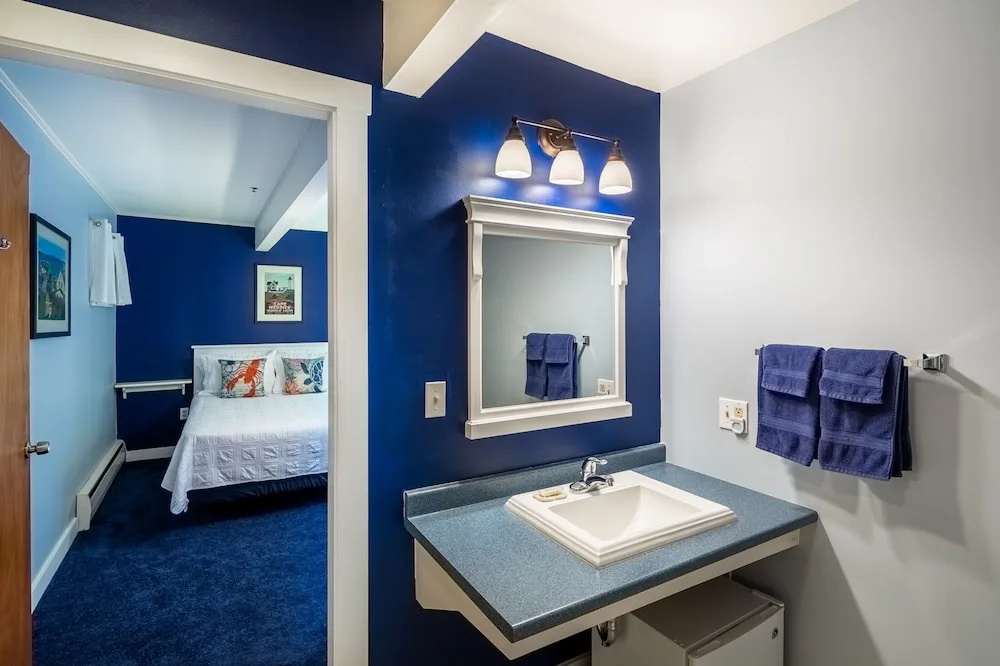 Standard Quadruple Basement room