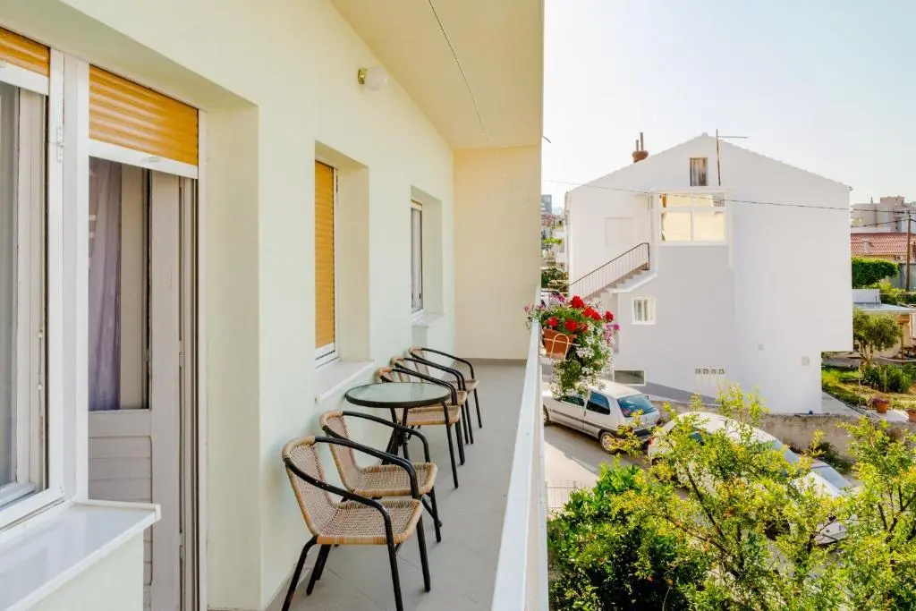 3 Bedrooms Apartment with balcony and with garden view