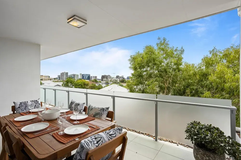Sleek 2-bed With Balcony and Communal BBQ Area