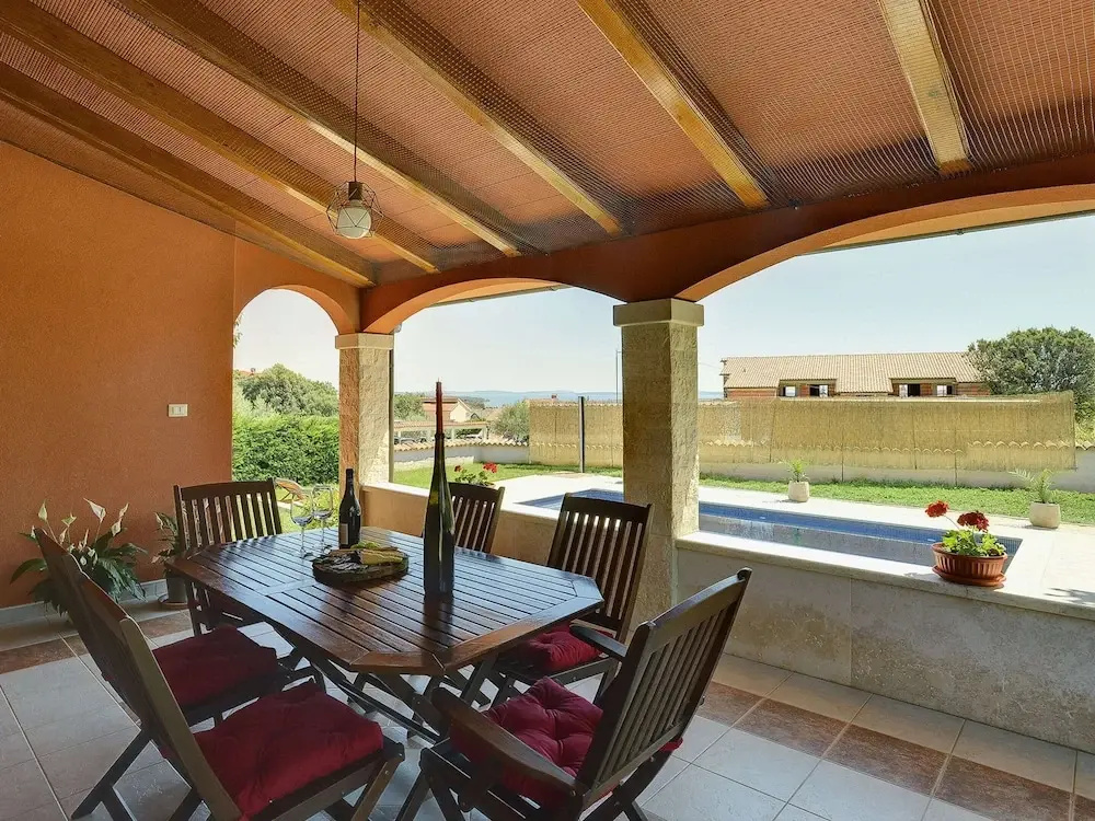 Villa in Peroj With Private Pool & Near Beach