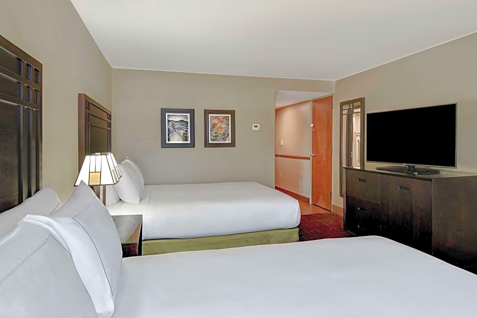 DoubleTree by Hilton Phoenix Tempe - Tap to explore photos