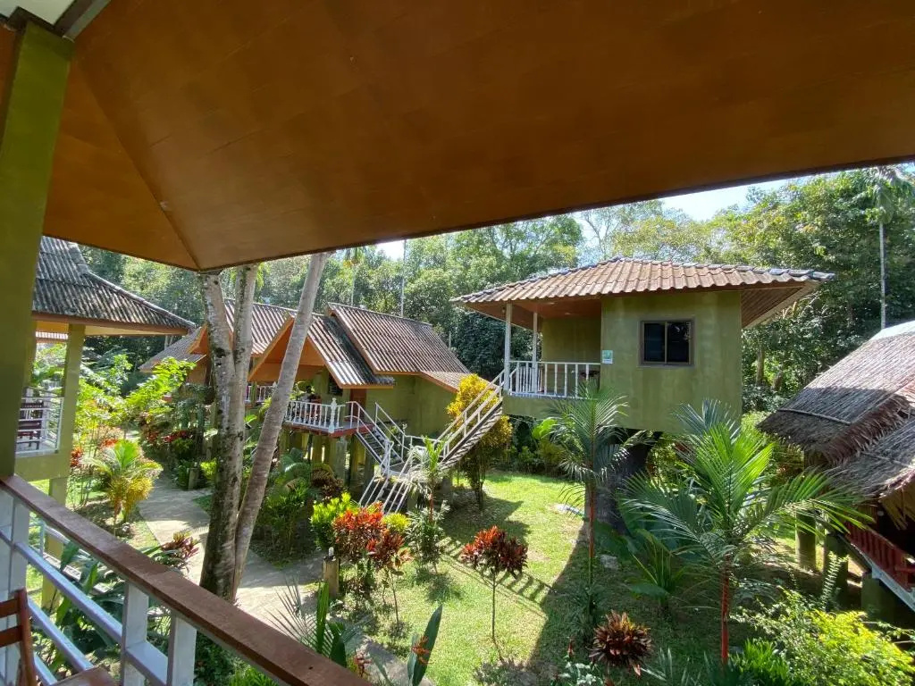 Khao Sok Jungle Huts Resort - Chambres