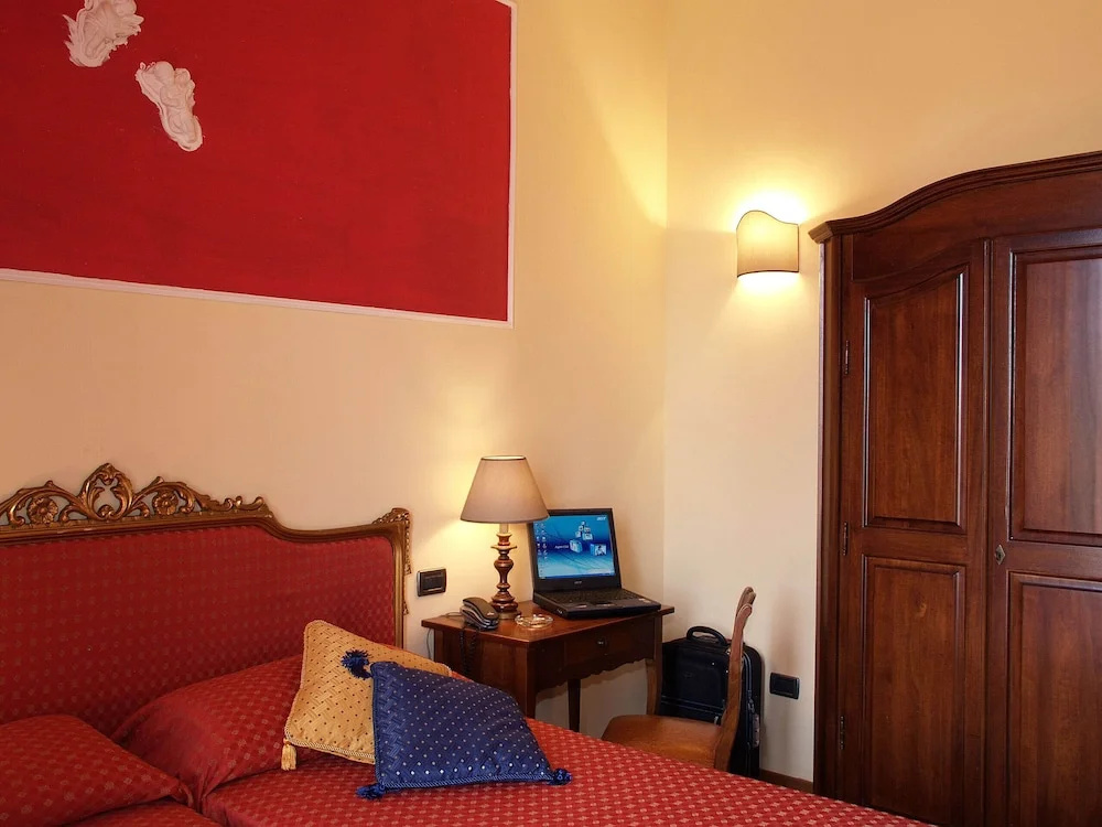 Standard Double room with courtyard view (full double bed)
