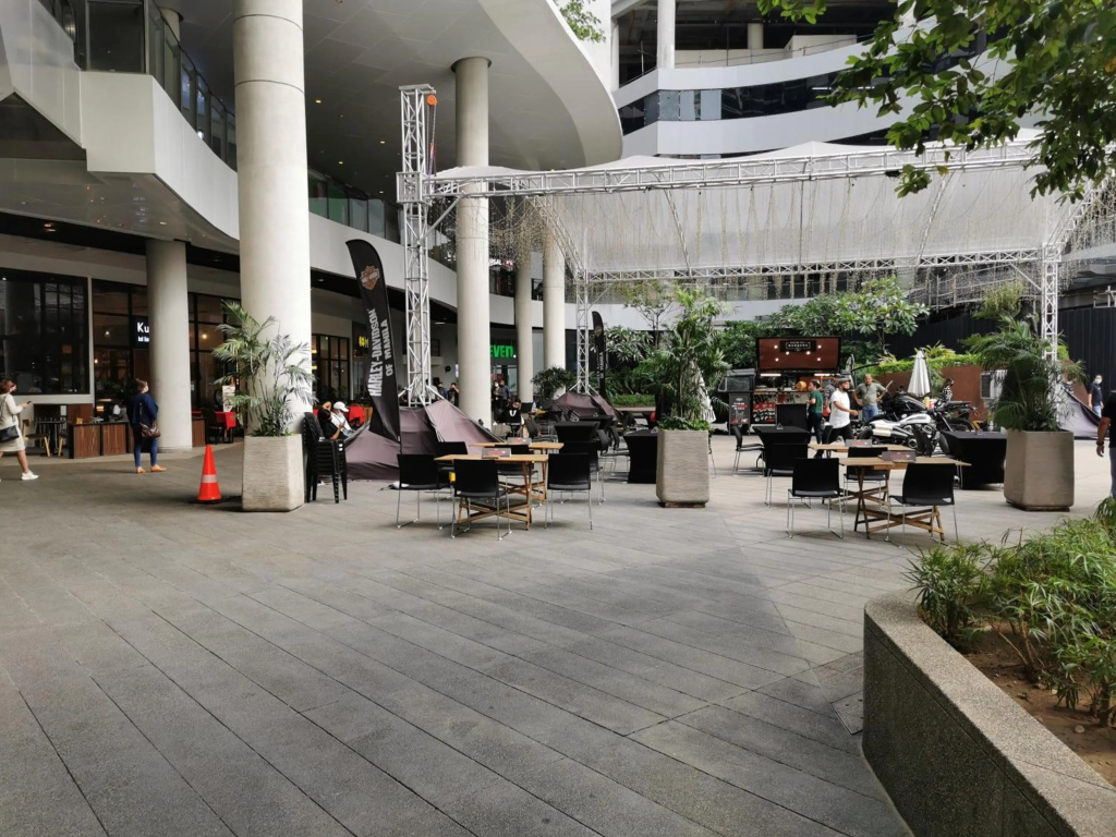 1BR balcony fast Internet Netflix in Makati Manila Air Residences