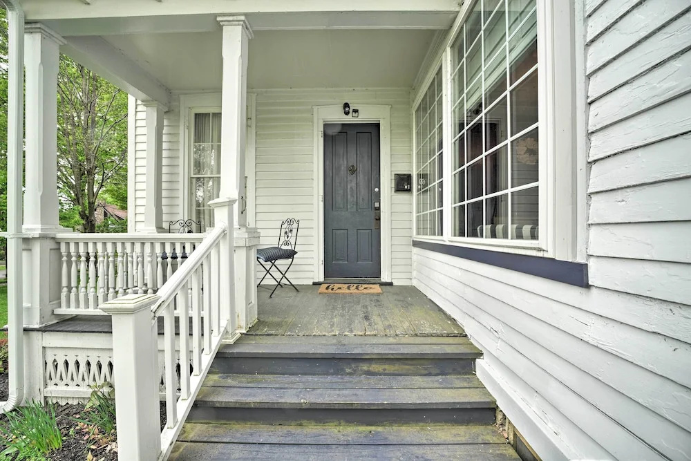 Romantic Apt Near Wineries, Golf & Lake Erie!