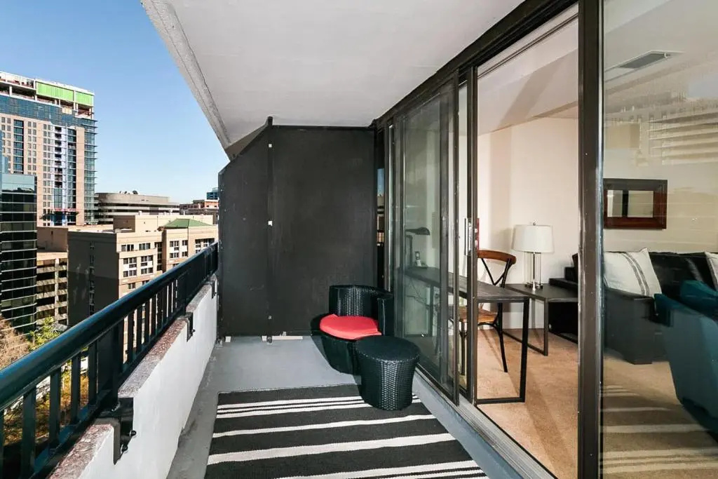 2BR Premium Suite With Parking, Gym & Pool by ENVITAE