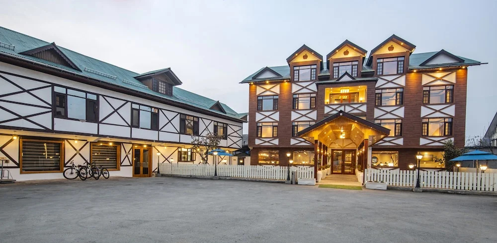 Apple Orchard Resort & Spa - Overlooking Zabarwan Mountain
