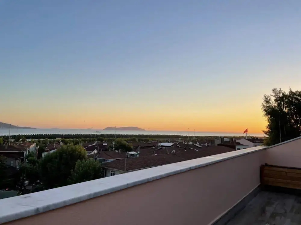 Sleek Flat Near Public Transportation in Maltepe