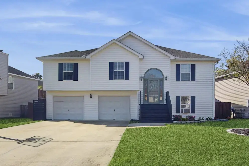 4 BR Home w/ Patio Furniture & In-ground Pool